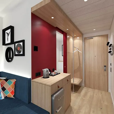 מלון Hampton By Hilton 4*