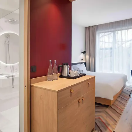 מלון Hampton By Hilton 4*